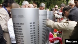 Postament sa imenima 521 ubijenog djeteta u opkoljenom Sarajevu 1992-1995.