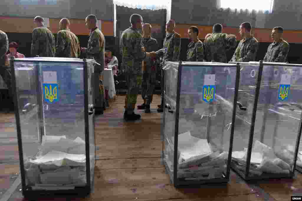 Военнослужащие Государственной пограничной службы Украины голосуют на одном из избирательных участков в Великих Мостах, Львовская область