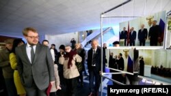 Дмитрий Полонский на фотовыставке "Твоя Крымская весна" в Симферополе. 12 марта 2015 г.