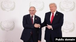 Donald Tramp (sağda) və Nikol Paşinyan, arxiv fotosu