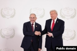АҚШ президенті Дональд Трамп пен Армения премьер-министрі Никол Пашинян Египетте. 13 қараша 2025 жыл.