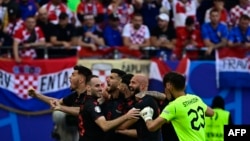 Futbollistët e Shqipërisë duke festuar golin e Klaus Gjasulës në barazimin 2:2 me Kroacinë një ndeshje të Euro 2024 në Volksparkstadion në Hamburg, 19 qershor.