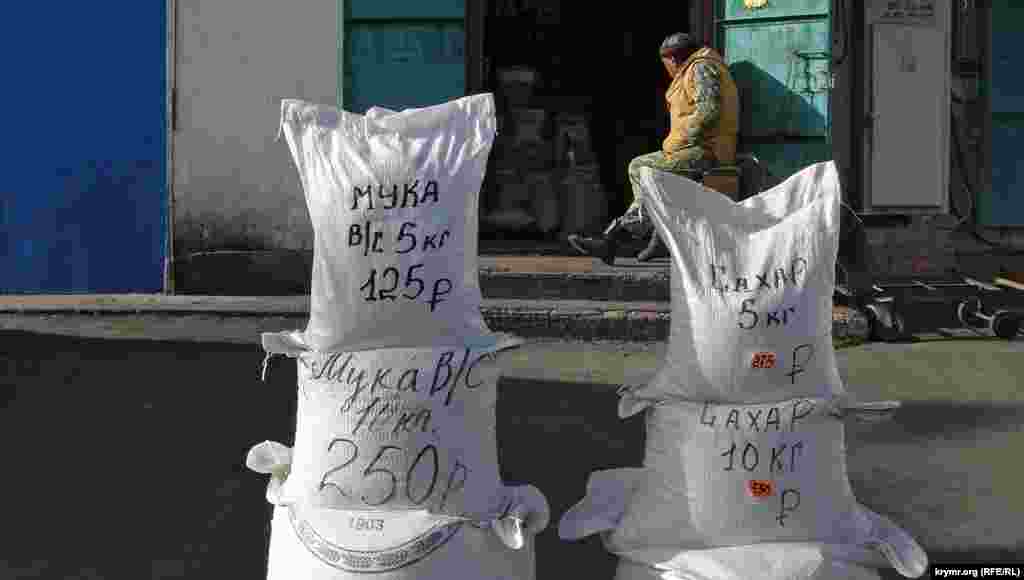 Сахар на «Привозе» дороже, чем в «Ашане» и в «Сильпо», но значительно дешевле, чем в «Фуршете», 55 рублей  за килограмм  (16 гривень). Цена на сахар здесь за последние три недели  не менялась