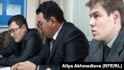 Бывшие кандидаты в депутаты городского маслихата Талдыкоргана Баниамин Файзулин, Михаил Пак и Альфред Малиновский проводят пресс-конференцию. Талдыкорган, 27 декабря 2011 года.