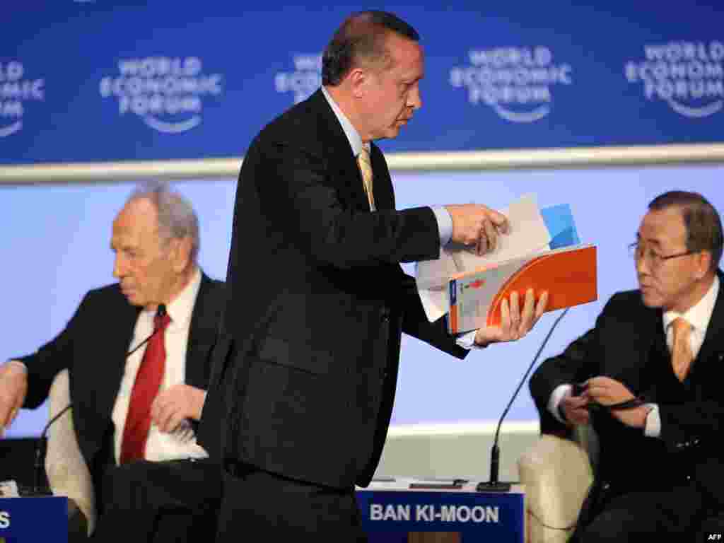 Švicarska, Davos - Na Svjetskom ekonomskom forumu,premijer Turske Recep Tayyip Erdogan iz protesta je napustio debatu sa predsjednikom Izraela Shimon Peresom zato što mu moderator nije dao više vremena za odgovor. U Ankari je dočekan kao heroj. 