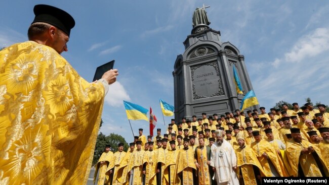 Священики Луцької єпархії УПЦ КП біля пам’ятника Київському князю Володимиру під час відзначення 1030-річчя хрещення Русі-України. Того дня у столиці України була проведена хресна хода «За єдину помісну церкву». Київ, 28 липня 2018 року