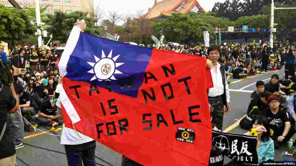 پرچمی با شعار &laquo;تایوان را نجات دهید&raquo;