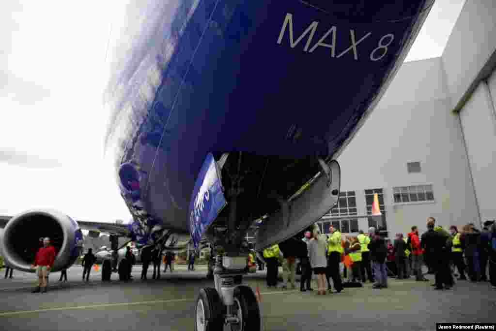 СИНГАПУР - Сингапурската управа за цивилно воздухопловство привремено ја суспендираше флотата на авиони Боинг 737 Макс од летање во и надвор од земјата, објави Би-би-си. Одлуката следи откако авион на компанијата Етиопијан ерлајнс, Боинг Макс 8, се урна во неделата, при што загинаа 157 луѓе.Тоа беше втора фатална несреќа на ист модел на авион -Боинг, за помалку од пет месеци.