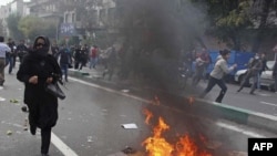 معترضان با وجود تهدیدهای مقام‌های سیاسی و نیروهای امنیتی ایران در روز ۱۳ آبان در خیابان‌های تهران و شهرهای دیگر ایران جمع شدند.
