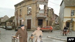 Prizor iz 1991. godine. Civili u razrušenom Vukovaru