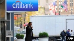 Нью-Йорк тургуну Сити-банктын кеңсесинен чыгып келе жаткан кез. 2008-жылдын 17-ноябры.
