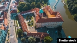 Чехія, Подєбради. Подєбрадський замок, в якому була розташована Українська господарська академія (УГА). Зараз на стіні замку є меморіальна таблиця, яка нагадує про Українську академію в часи міжвоєнної Чехословаччини