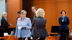 Njemačka kancelarka Angela Merkel s ministricom pravde Christine Lambrecht prije posebne sjednice o poticajnom programu za jačanje ekonomije u Berlinu, 12 maja 2020.