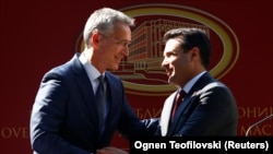 Sekretari i NATO-s, Jens Stoltenberg, dhe kryeministri i Maqedonisë, Zoran Zaev.