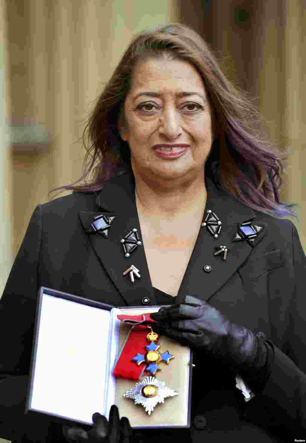 Заха Хадид с медалью Дамы-Командора ордена Британской империи, 7 ноября 2012 года.