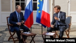 Presidenti francez, Emmanueal Macron( djathtas) dhe presidenti rus, Vladimir Putin.