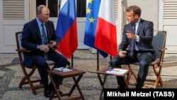 Зліва направо: президент Росії Володимир Путін і президент Франції Еманнюель Макрон, 19 серпня 2019 року