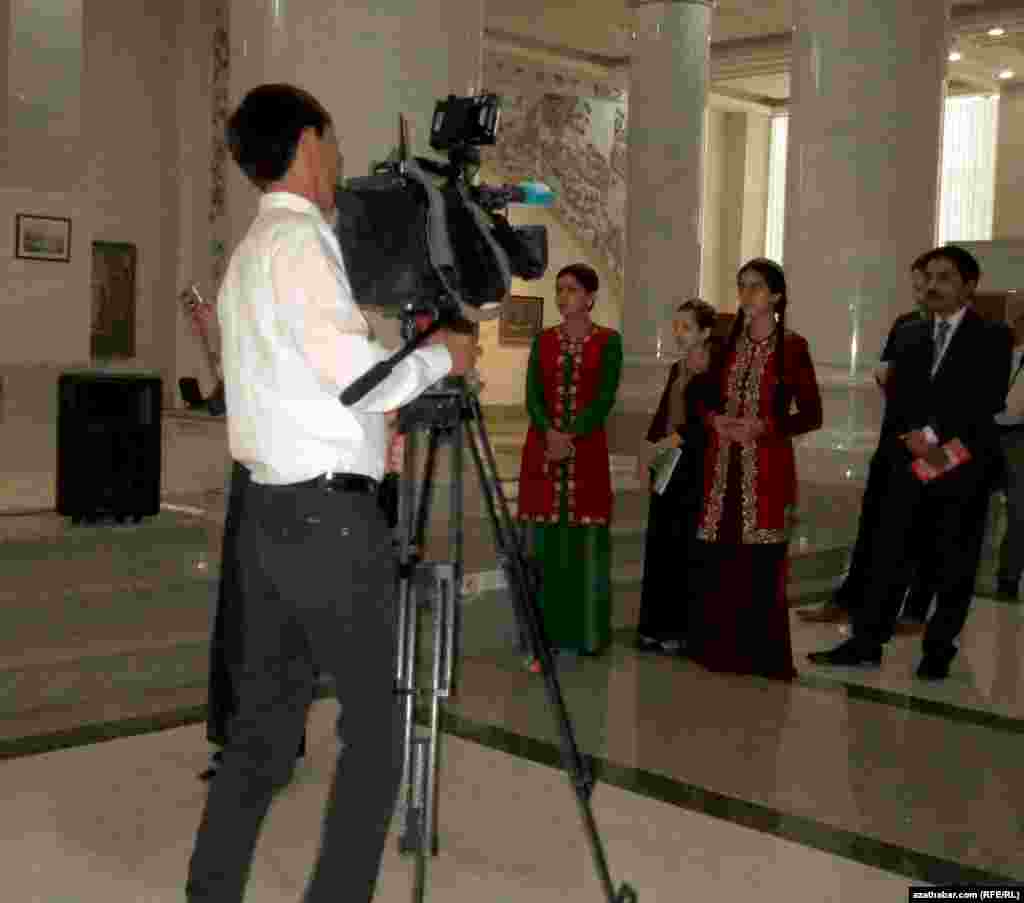 Türkmenistanyň Şekillendiriş sungaty muzeýinde Türkmen telewidenýesiniň operatory iş başynda