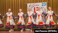 Девушки в чувашских национальных костюмах. Иллюстративное фото