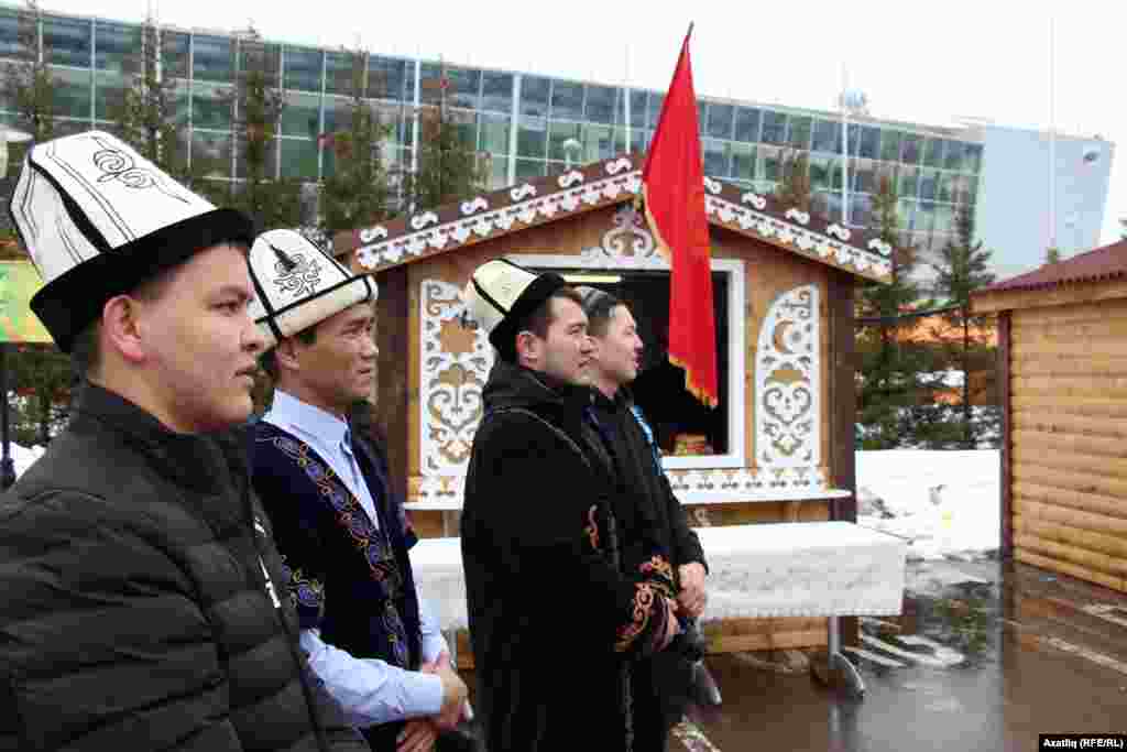 Алачыкларына байракларын элгән кыргыз егетләре концертны тамаша кыла