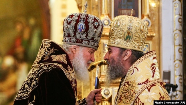 Московский патриарх Кирилл (Гундяев), слева, и глава УПЦ (Московского патриархата) митрополит Онуфрий (Березовский), февраль 2015 года