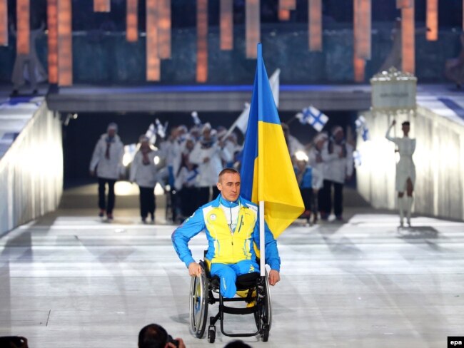 Михайло Ткаченко на знак протесту проти військової агресії Росії у Криму один за всю команду України взяв участь в церемонії відкриття Паралімпійських ігор, Сочі, 7 березня 2014 року