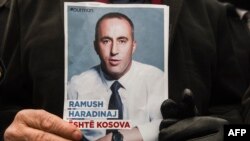 Demonstrant drži fotografiju Ramuša Haradinaja na protestu za oslobađanje lidera Alijanse za budućnost Kosova