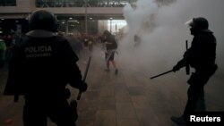 Поліція і демонстранти в аеропорту Барселони, 14 жовтня 2019 року