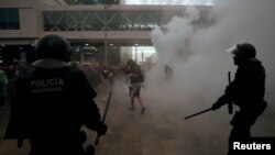 Поліція і демонстранти в аеропорту Барселони, 14 жовтня 2019 року