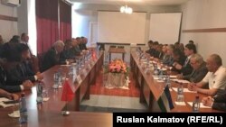 Переговоры рабочей группы Кыргызстана и Узбекистана по вопросам границ в Джалал-Абаде.