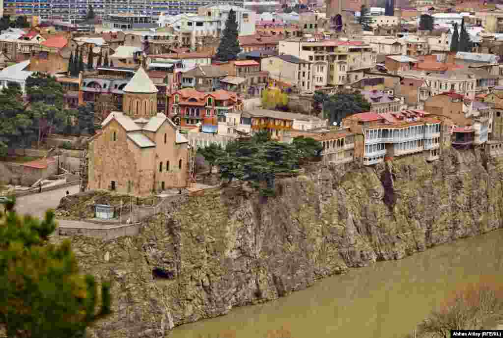 Kür sahili boyu qayalıq üzərində salınmış kilsə və evlər.