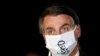 Бразильський президент Жаїр Болсонару спілкується з журналістами в захисній масці, 23 травня 2020 року