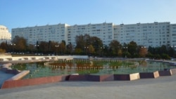 Неработающий главный фонтан в парке Победы зарастает водорослями
