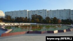 Неработающий главный фонтан в парке Победы зарастает водорослями
