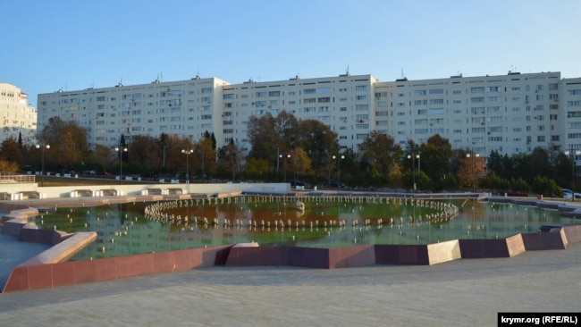 Неработающий главный фонтан в парке Победы зарастает водорослями