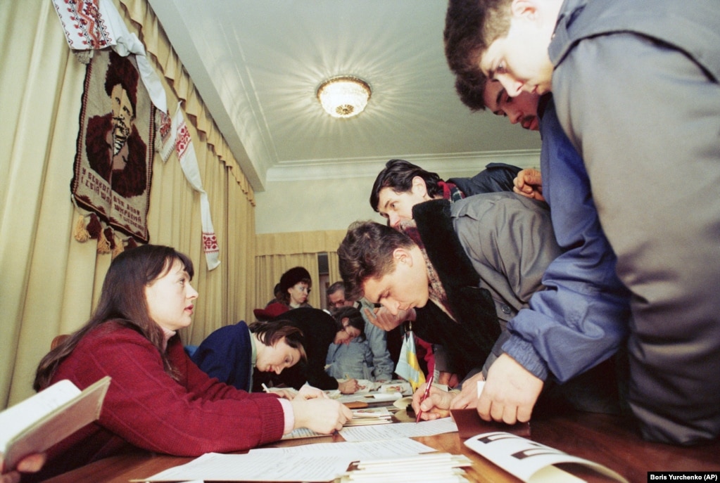 У столиці СРСР&nbsp;&ndash; Москві&nbsp;&ndash; також голосували за незалежність Української держави. На фото виборча дільниця у постійному представництві України в Москві, 1 грудня 1991 року