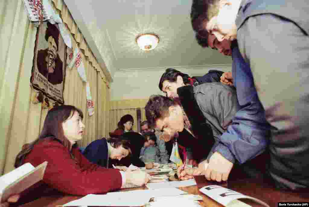 В столице СССР Москве также голосовали за независимость Украинского государства. На фото избирательный участок в постоянном представительстве Украины в Москве, 1 декабря 1991 года