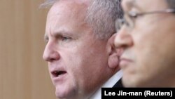 Заместитель государственного секретаря США Джон Салливан (слева). 