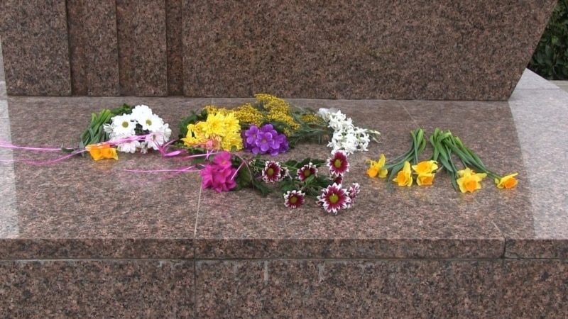 Жители Севастополя возложили цветы к памятнику Шевченко (+ фото)