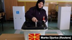 Женщина голосует на референдуме в Скопье. 30 сентября 2018 года