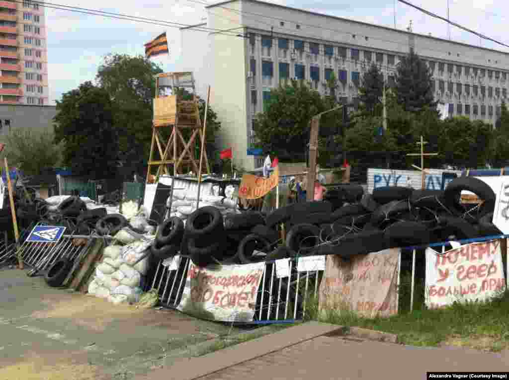 Баррикады у захваченного здания СБУ в Луганске