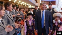Президент Атамбаев балдардын балаты майрамында, 25-декабрь, 2015. 