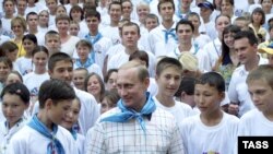 Президент России Владимир Путин среди якутских детей, приехавших в «Артек». 2001 год