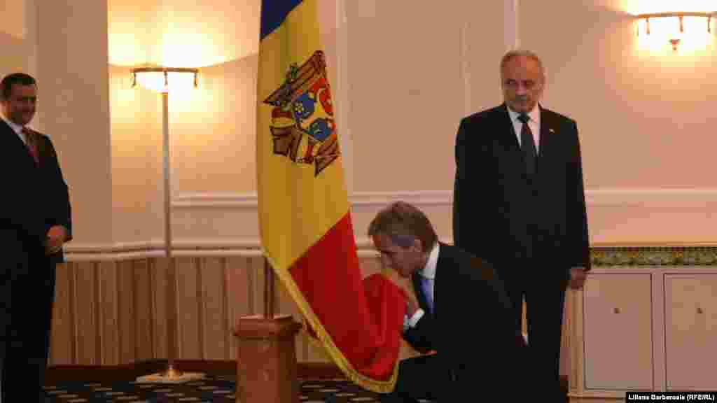 Drapelul ţării onorat de noul prim-ministru Iurie Leancă