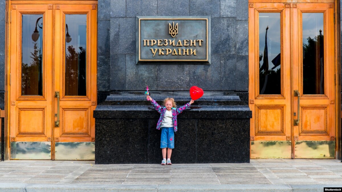 39% українців вважають, що президент у перші 100 днів має знизити тарифи – опитування