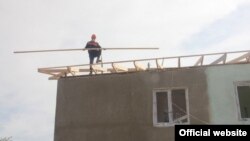 Строители из Джизакской области должны отремонтировать 131 дом в Сырдарьинской области.