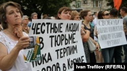 Demonstrators gathered to mark Mikhail Khodorkovsky's 50th birthday.