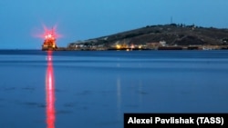 Вид на маяк феодоссийского порта, иллюстрационное фото