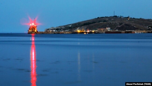 Вигляд на маяк порту Феодосії, ілюстраційне фото