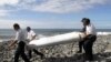 Фрагмент самолета, найденный на берегу океана 29 июля 2015 года